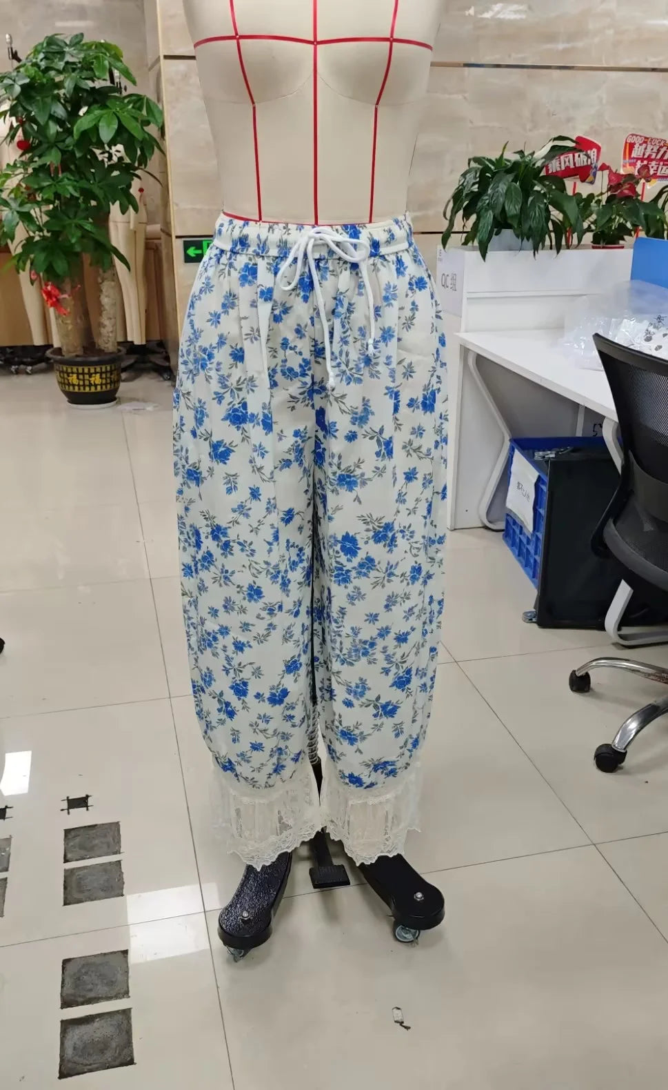 Combhasaki Women's Y2K Loose Fit Bloomers Cropped Pants Drawstring High Waist Floral Lace Patchwork Calf-Length Lantern Trousers